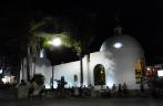 Igreja iluminada em praça na 5a Avenida em Playa del Carmen, na península do Yucatán, no México